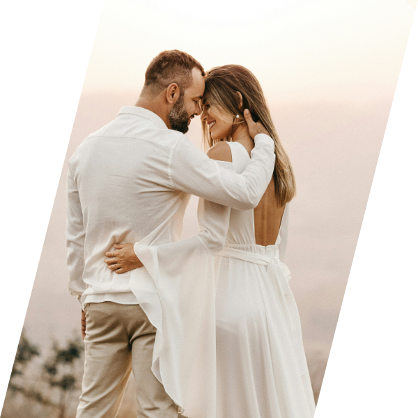 casal feliz, num abraço